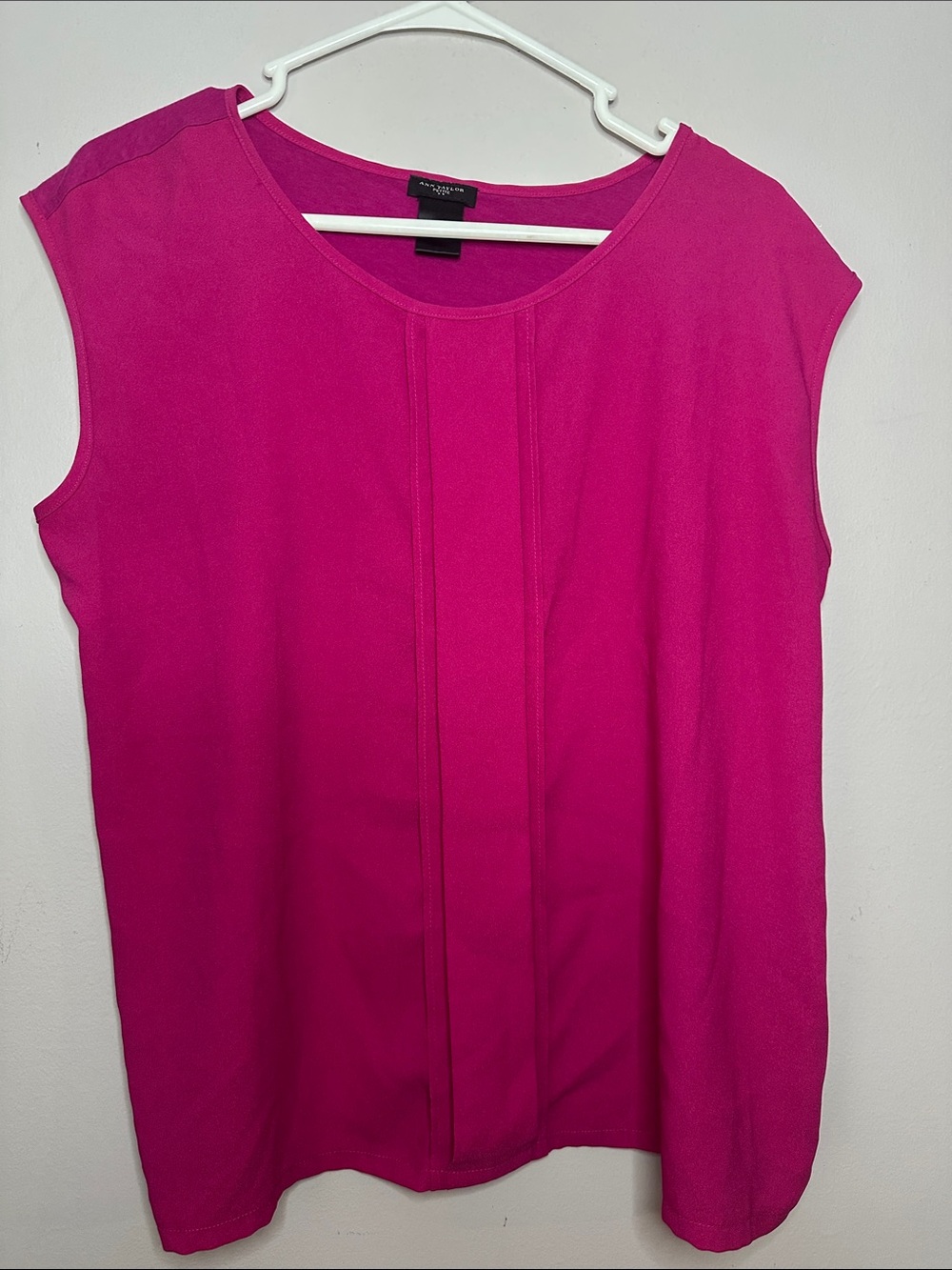 Magenta Sleeveless Women's Top by Ann TaylorSize LP